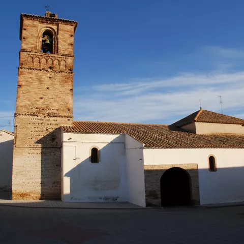 Iglesia tradicional con torre cuadrada y fachada blanca