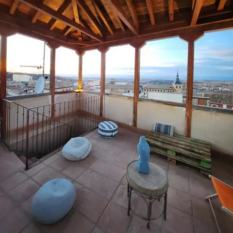 Terraza cubierta con vistas a tejados y horizonte