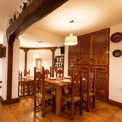 Comedor rústico con mesas de madera