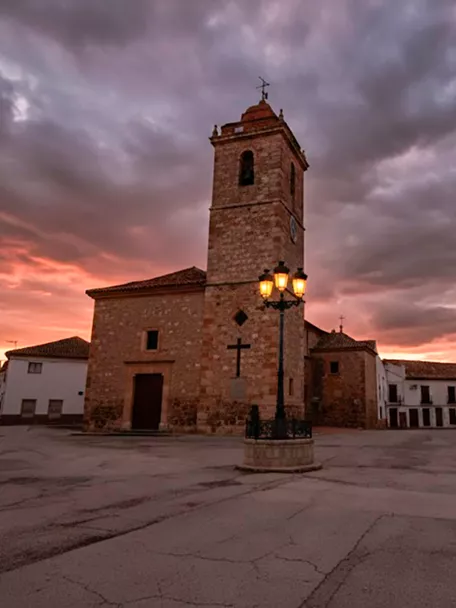 Iglesia en plaza al anochecer