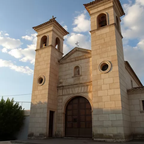 Entrada principal de templo con torres gemelas.