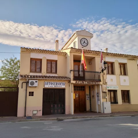 Fachada de edificio municipal con reloj y balcones.