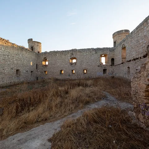 Patio interior amurallado con torres y muros