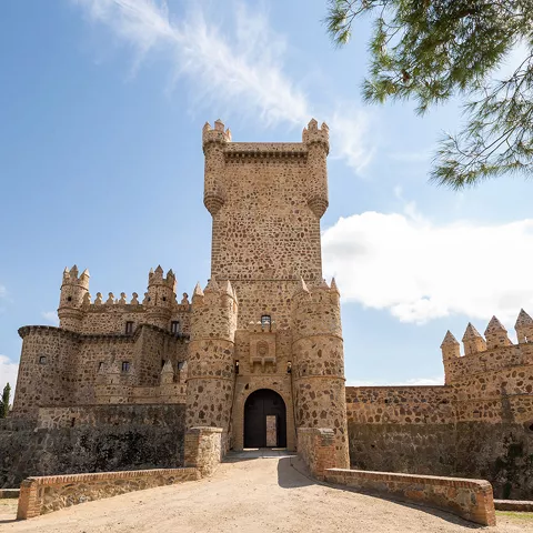 Acceso principal a fortaleza con torre central y murallas