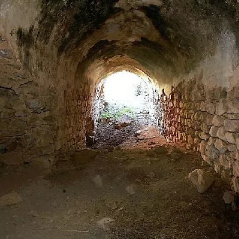 Interior de pasadizo abovedado de piedra