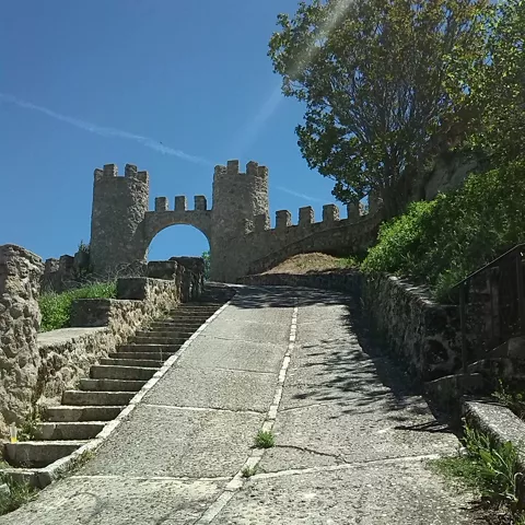 Acceso empedrado a muralla