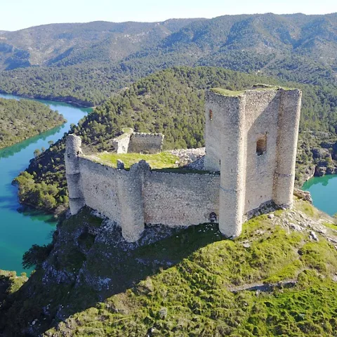 Valle fluvial con fortificación en altura
