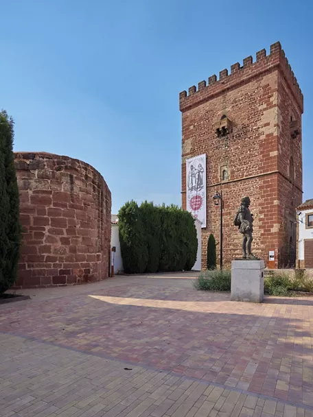 Torre medieval de ladrillo en plaza histórica