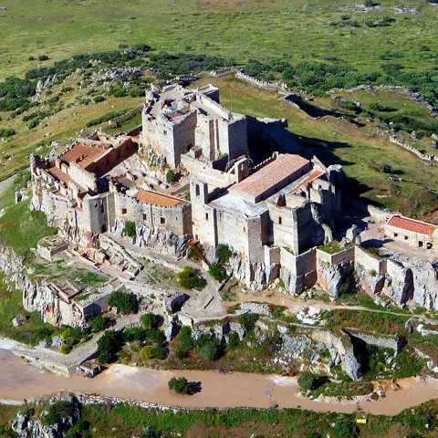 Vista aérea de castillo medieval en colina