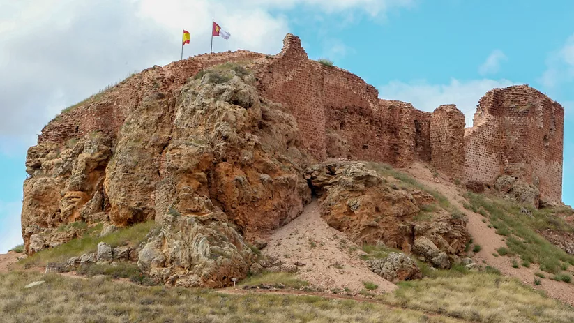 Restos del castillo de La Estrella sobre rocas y ladera.
