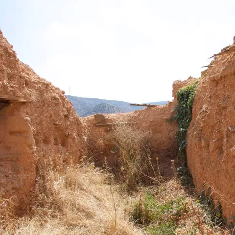 Interior de muralla en ruinas.