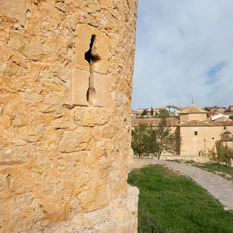Torre defensiva con pueblo al fondo.