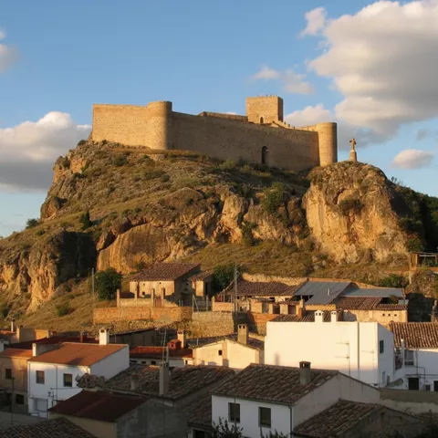 Castillo sobre peñasco dominando el pueblo.
