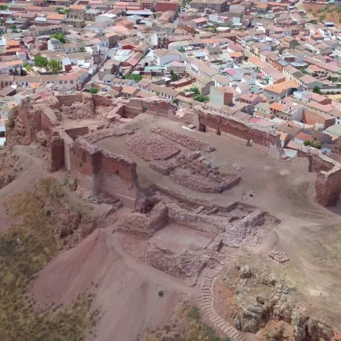 Vista aérea de una fortificación medieval dominando el casco urbano