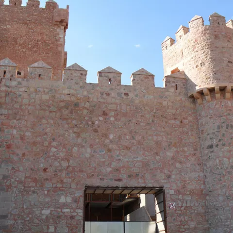 Muro defensivo con torre y entrada.