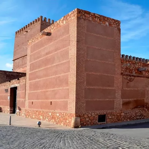 Vista lateral de muralla con torre cuadrada