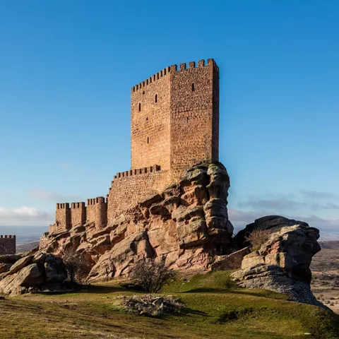 Muralla elevada con vistas panorámicas