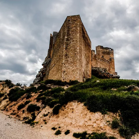 Torres y murallas de fortaleza medieval.