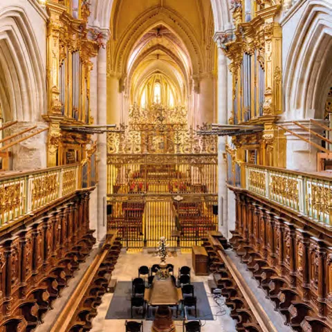 Interior de la catedral de Cuenca con coro y órgano