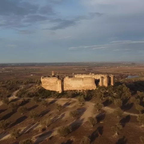 Castillo en lo alto de una colina con paisaje abierto