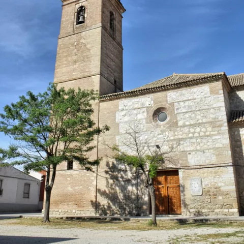 Fachada lateral de iglesia con torre campanario