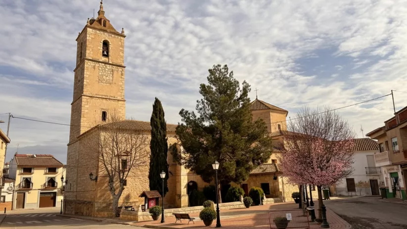 Iglesia de piedra en plaza tranquila