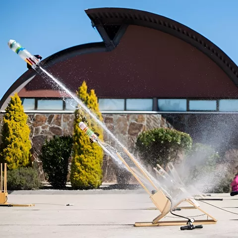 Taller científico con cohetes de agua.