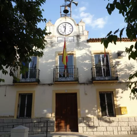 Fachada de edificio municipal con reloj y balcones