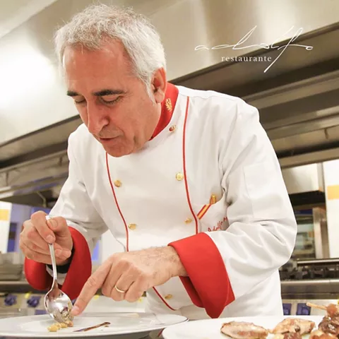 Cocinero emplatando en una cocina profesional