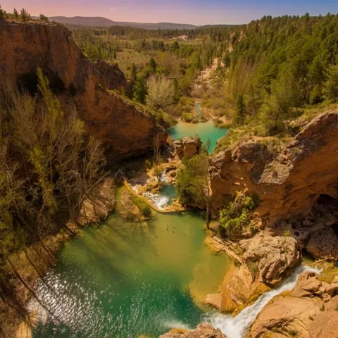 Paisaje natural con pozas de agua verde y formaciones rocosas