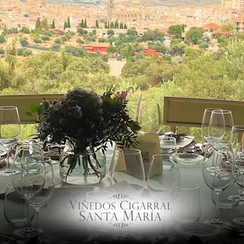 Mesa montada junto a ventanal con vistas panorámicas de la ciudad