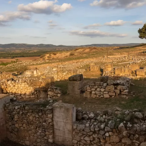 Estructuras de piedra al atardecer
