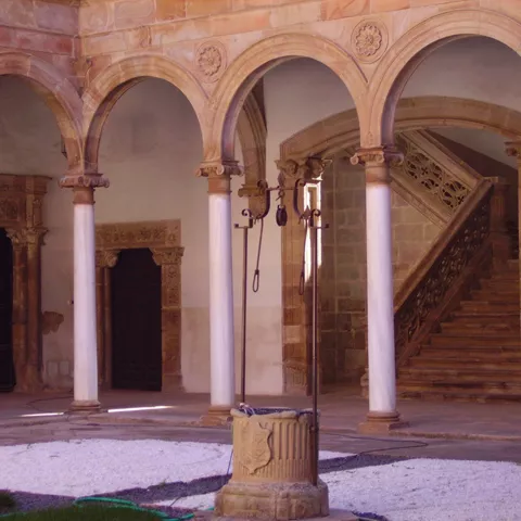 Claustro con columnas y pozo central de piedra