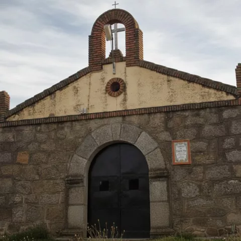 Detalle de fachada religiosa con torre y arco de entrada