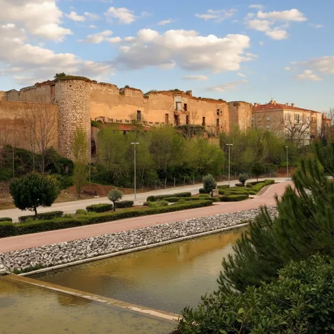 Muralla histórica junto a parque urbano y canal de agua