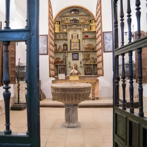 Capilla con colección de arte sacro.