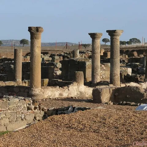 Conjunto de columnas y muros de un asentamiento antiguo