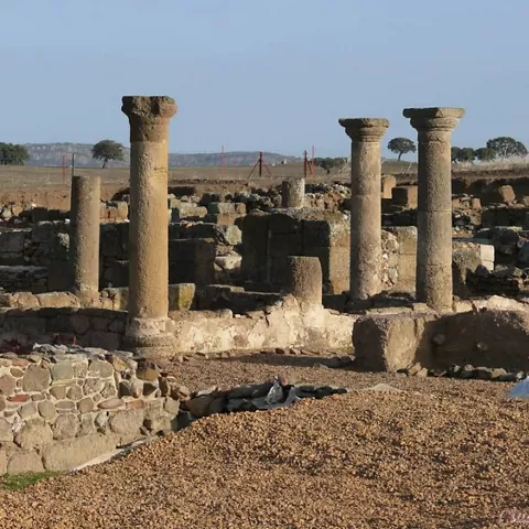 Estructuras de piedra con alineación de pilares.