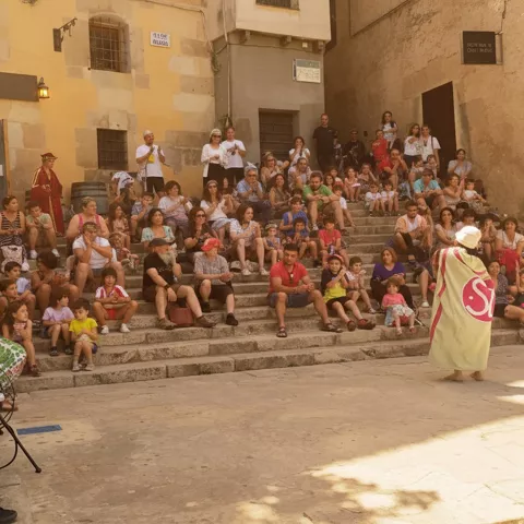 Representación teatral al aire libre ante familias sentadas