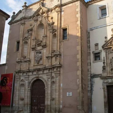 Detalle de portada barroca con escudos
