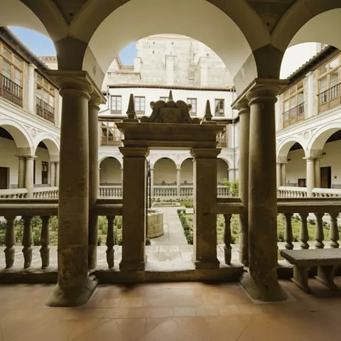 Vista del patio desde una galería con columnas y pozo central
