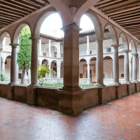 Claustro interior del convento de San Clemente en Toledo