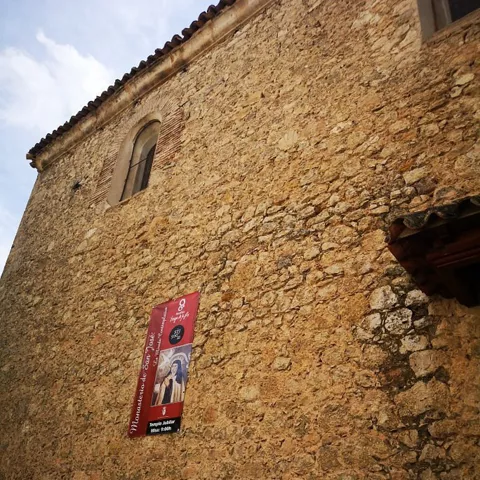 Muro de piedra de convento histórico.