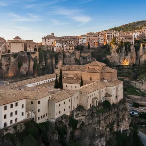 Conjunto histórico junto a casas sobre la hoz