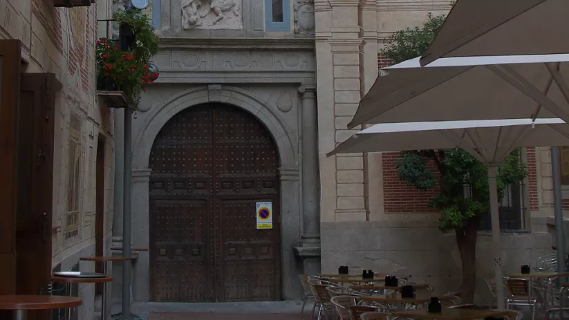 Fachada histórica con portada tallada y balcones