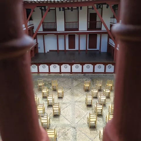 Patio con sillas de madera