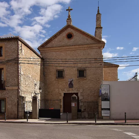Antiguo edificio religioso de piedra junto a calle urbana