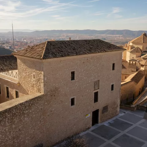 Plaza elevada con edificio histórico
