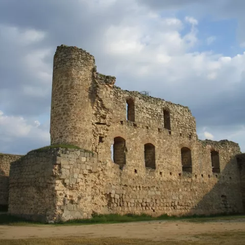 Muralla antigua con torre circular y lienzos de piedra