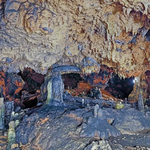 Sala subterránea con estalagmitas